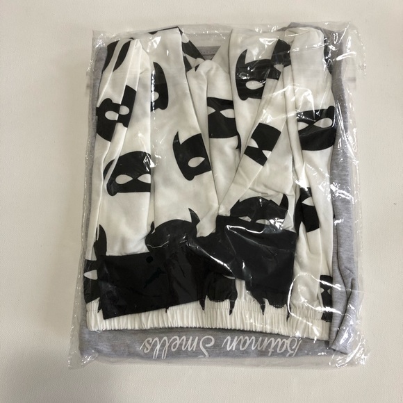 Batman Holiday Santa Outfit - Picture 3 of 3